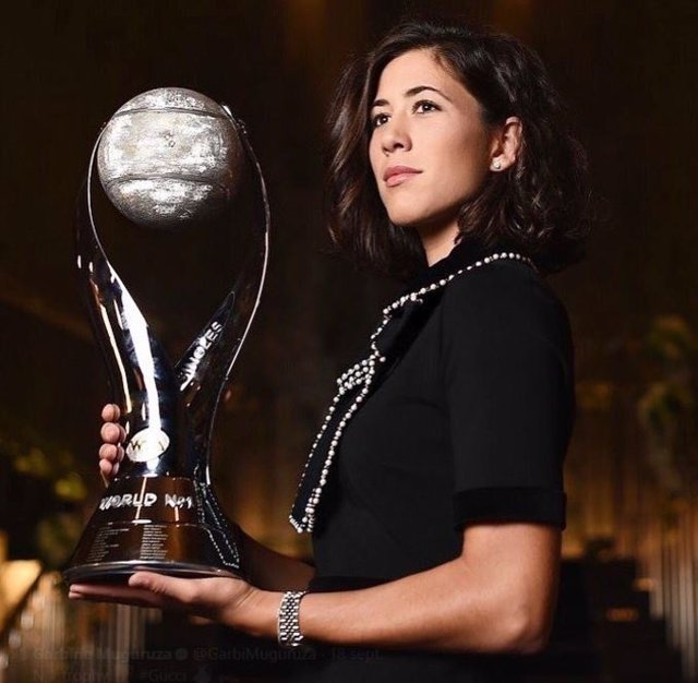 Garbiñe Muguruza recoge su trofeo que la acredita como número 1 WTA