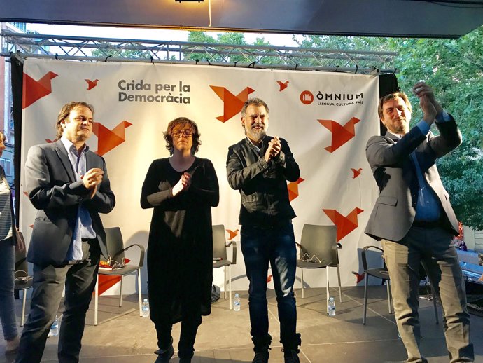 Jaume Asens (BComú), Eulàlia Reguant (CUP), Jordi Cuixart (Òmnium) y Toni Comín