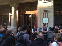 1-O.- Los centenares de concentrados ante Economía cortan la Gran Via en el centro de Barcelona