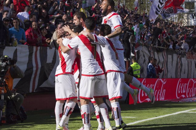 Jugadores del Rayo Vallecano celebrando el gol de Javi Guerra.