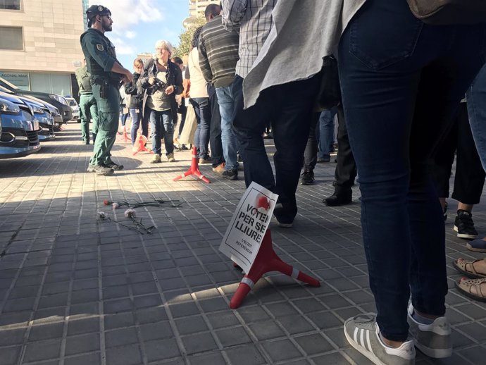 Depositan claveles a los pies de agentes de la Guardia Civil en Asuntos Sociales