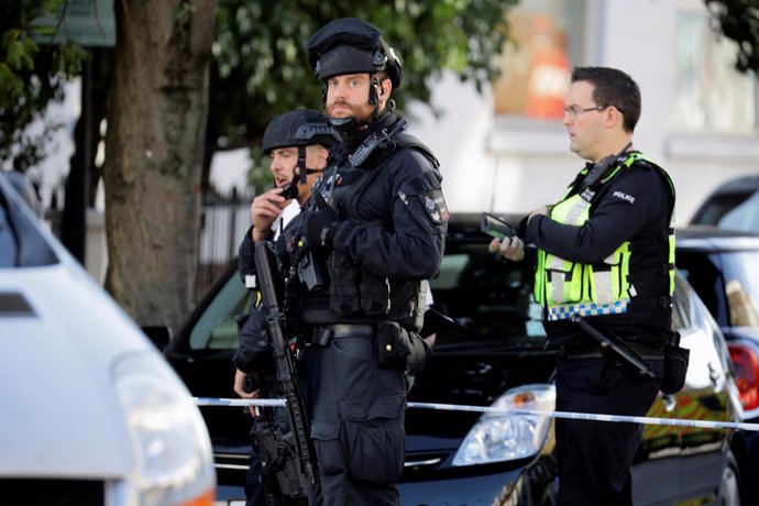 Policía fuera de la estación de Metro de Parsons Green en Londres