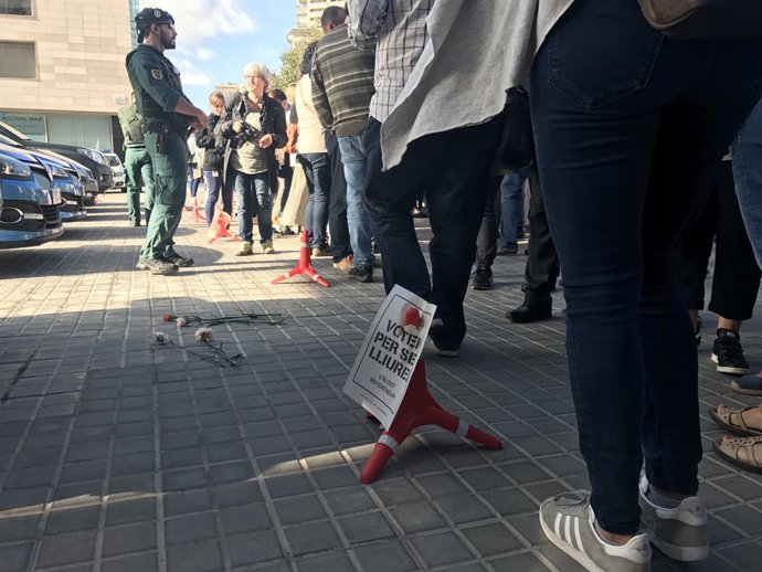 Dipositen clavells als peus d'agents de la Guàrdia Civil en Assumptes Socials