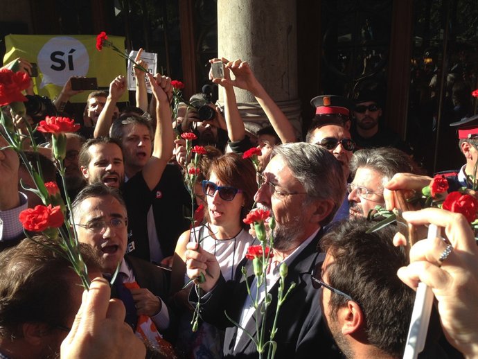 R.Tremosa,T.Laïlla,I.Vendrell davant la Conselleria d'Economia