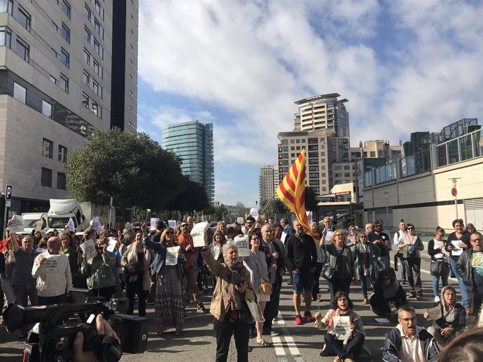 Trabajadores de Asuntos Sociales cortan la calle Taulat