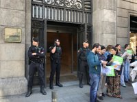 Interior suspende los permisos de policías y guardias civiles encargados de impedir el referéndum en Cataluña