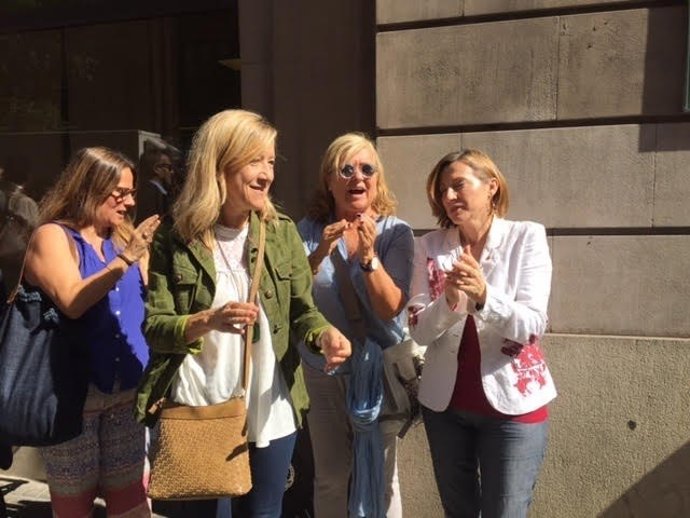 La presidenta de l'AMI, Neus Lloveras, abans de declarar amb Carme Forcadell