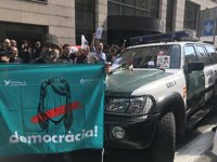 Los concentrados en la Conselleria de Exteriores impiden a la Guardia Civil abandonar la zona