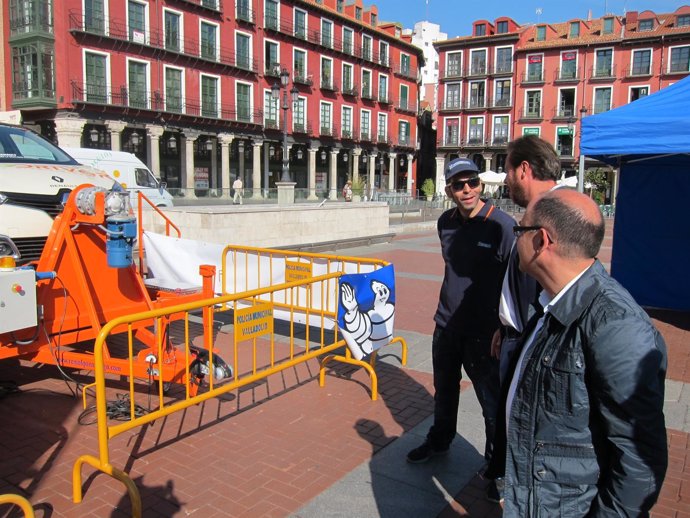 Puente y Vélez visitan el expositor en la Plaza Mayor