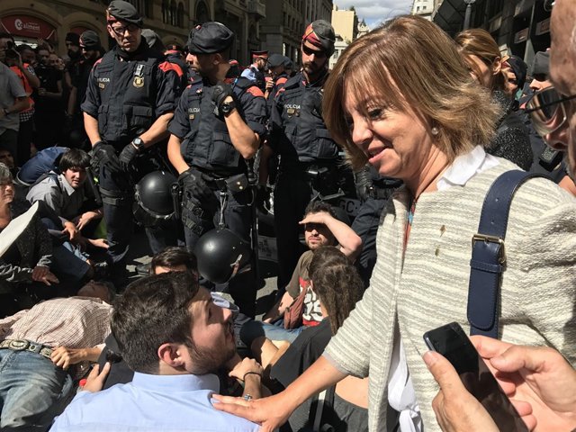 La consellera Meritxell Borràs en la protesta en la Conselleria de Exteriores