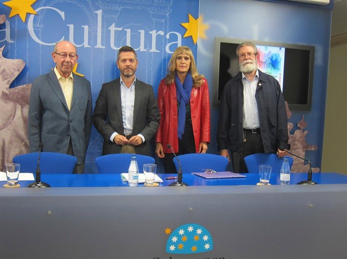 Organizadores junto al concejal Julio López (segundo por la izquierda)        