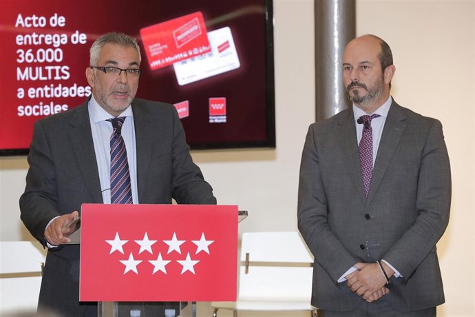Rollán E Izquierdo Hacen Entrega De La Tarjeta Multi De La Comunidad De Madrid A