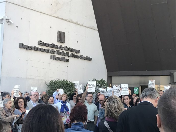 Treballadors protesten a les portes d'Assumptes Socials de la Generalitat.