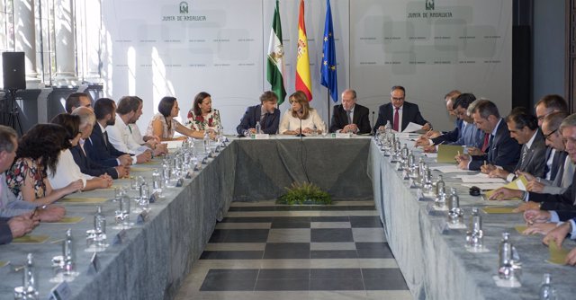 Firma de los contratos para construir doce plantas depuradoras.