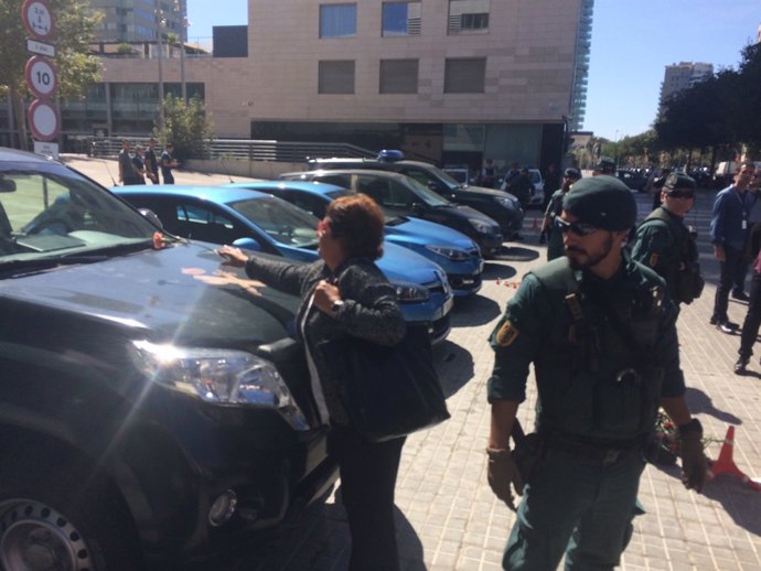  Bassa diposita un clavell sobre un vehicle de la Guàrdia Civil