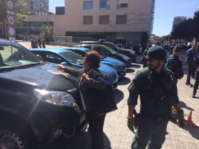 La consellera Bassa deposita un clavel sobre un vehículo de la Guardia Civil