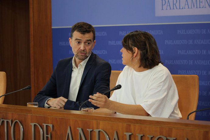 Antonio Maíllo y Elena Cortés en rueda de prensa