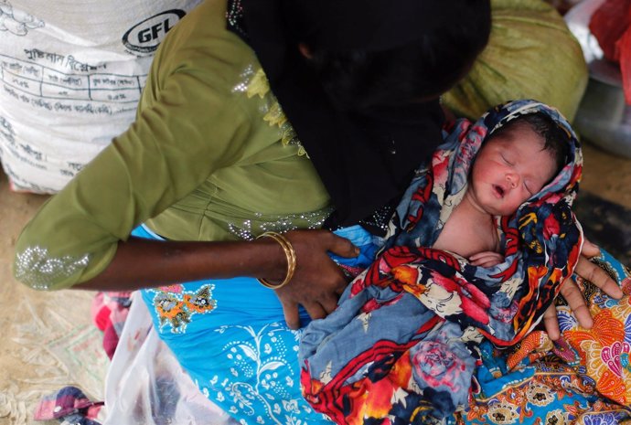 Una refugiada rohingya con su bebé en un campamento de Cox's Bazar