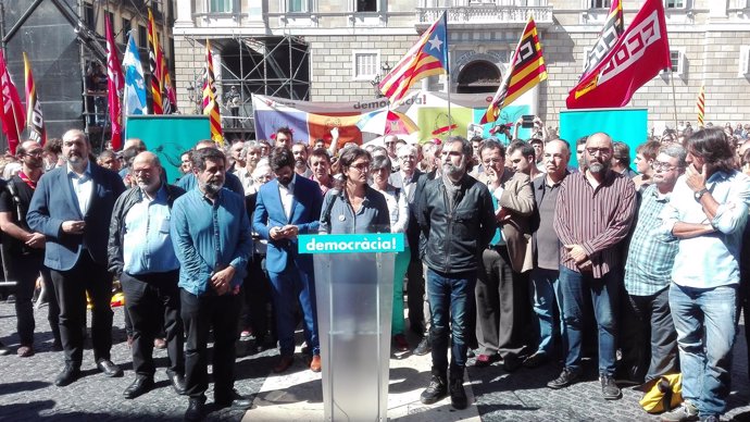 Rueda de prensa de las entidades soberanistas en plaza Sant Jaume