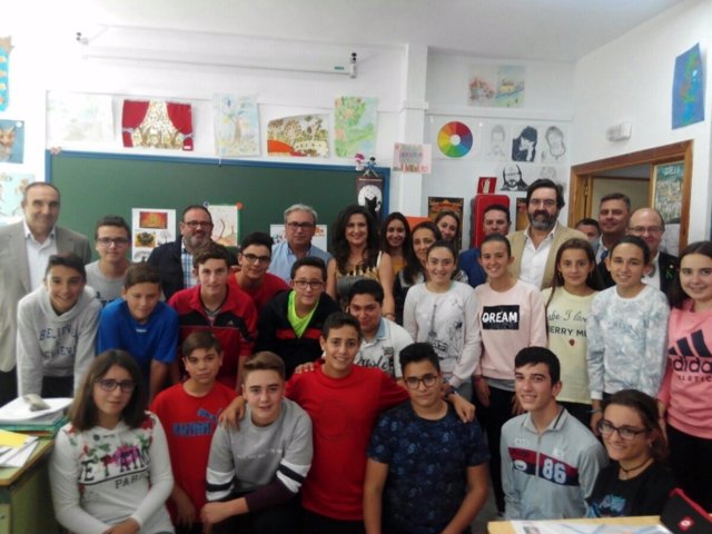 Caballero (c) junto a estudiantes y docentes del IES Villa de Santiago.