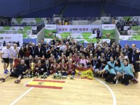 Hockey hierba.Carmena elogia la "felicidad fruto del esfuerzo" del Hockey Club de Campo Villa de Madrid al hacer doblete