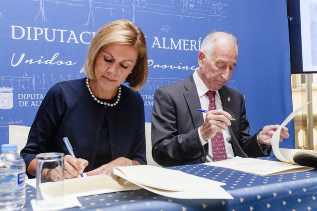 María Dolores de Cospedal y Gabriel Amat, durante la firma del convenio.