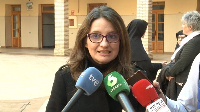 Mónica Oltra atiende a los medios de comunicación en imagen de archivo