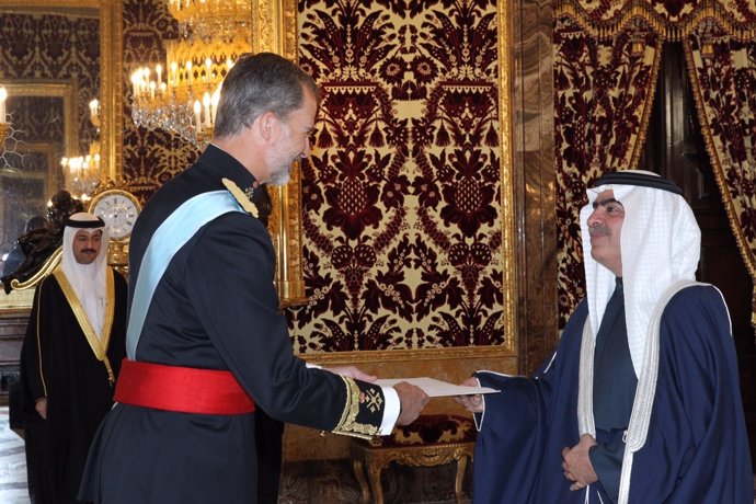 El rey recibe la carta credencial del embajador de Bahrein