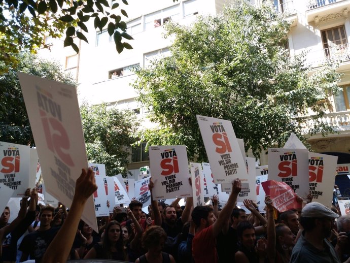 Concentración frente a la sede de la CUP