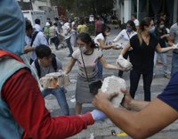 Cantan 'Cielito lindo' mientras rescatan personas de los escombros tras el terremoto en México