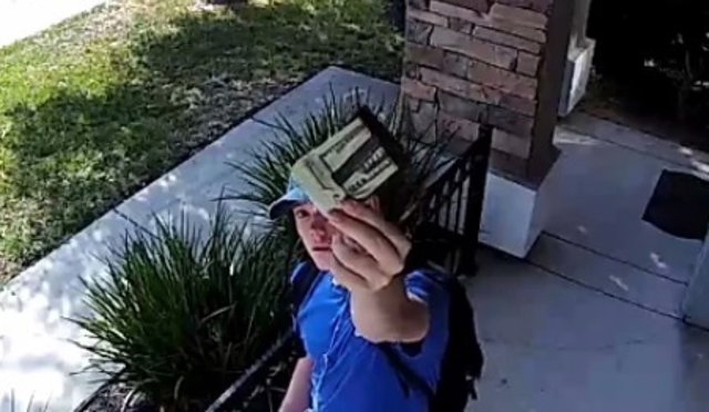 Un joven encuentra una cartera y la deja intacta en el hogar del dueño