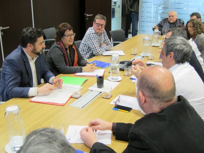 Foto d'arxiu. Consellera D.Bassa en una reunió amb les entitats socials