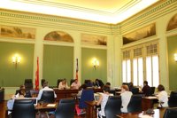 El Parlament pide revisar la normativa aérea para garantizar el transporte sanitario urgente de Menorca