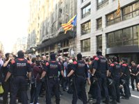 Finaliza la concentración en la Conselleria de Exteriores con insultos a los Mossos