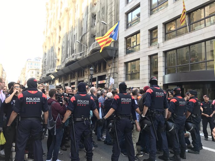 Dispositivo de los Mossos ante la Conselleria de Exteriores de Via Laietana