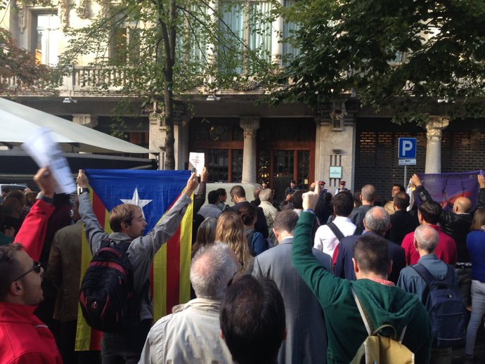 Concentració enfront de la Conselleria d'Economia 