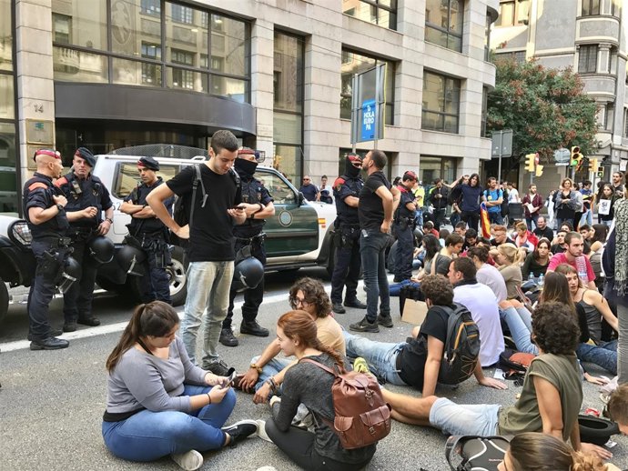 Concentrados ante una sede de Conselleria de Exteriores 