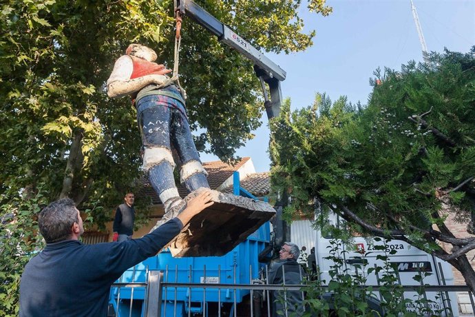 Retirada de la escultura dedragada "Monumento a la Jota"