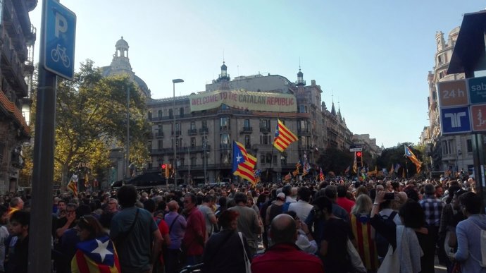 Protesta ante la sede de la Conselleria de Economia en la Rambla Catalunya