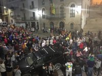Unas 300 personas se concentran en Bellpuig (Lleida) con el canto de 'Els segadors'