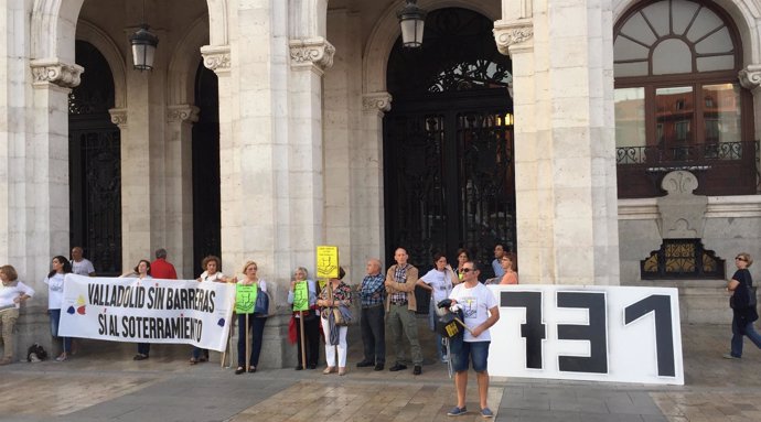 Concentración de vecinos de Pilarica ante las puertas del Ayuntamiento