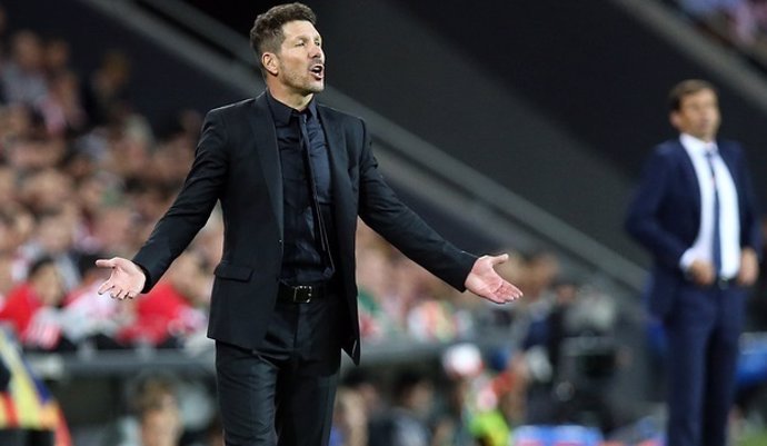 Simeone da órdenes