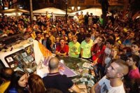 Centenares de personas rodean el cuartel de la Guardia Civil en Manresa (Barcelona) y colocan una 'estelada'