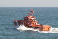 Rescatados ocho inmigrantes, entre ellos una mujer, a bordo de una patera a once millas de Tarifa (Cádiz)
