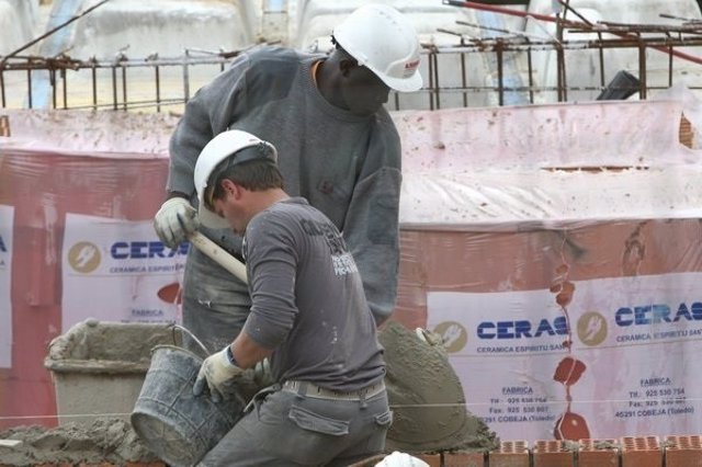 Imagen de unos trabajadores extranjeros en una obra