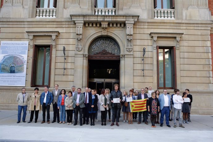 Concentración ante el Parlamento de Navarra para apoyar a Cataluña