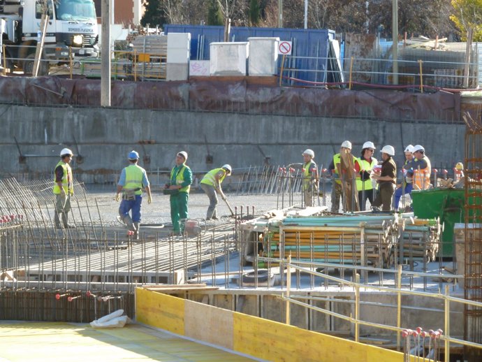 Albañiles trabajando en una obra de construccion