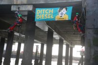 Greenpeace aborda un buque cargado con coches Volkswagen en protesta por sus emisiones de diésel