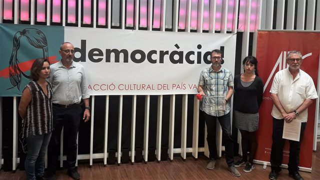 Representantes de Acció Cultural del País Valencià este jueves en València