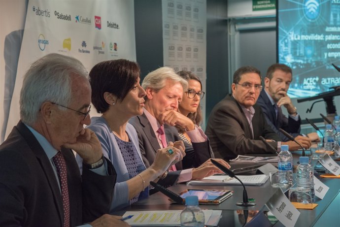 Ester Manzano (Altran) intervé durant el debat entorn l'informe